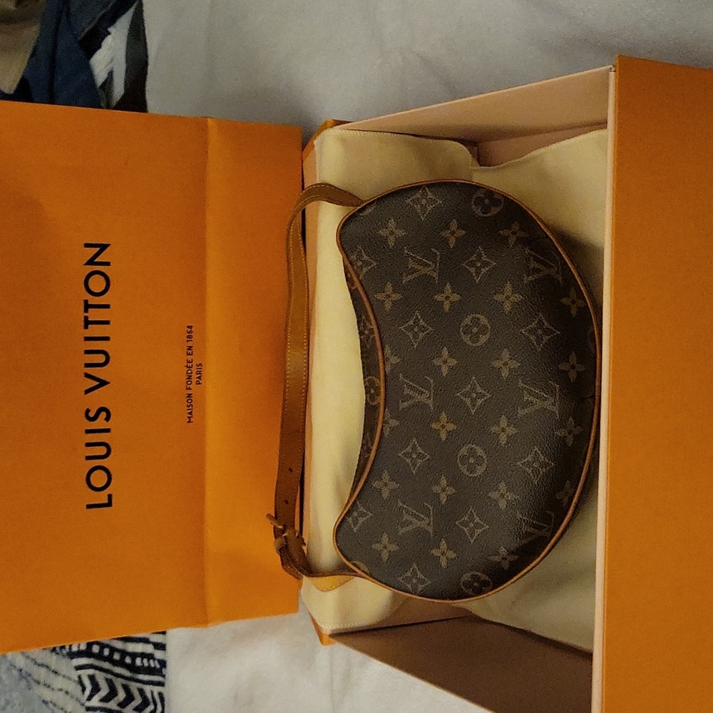 Authentic Louis Vuitton Croissant MM MNG